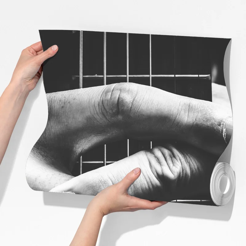 Fototapete verschränkte hände auf gitarrensaiten Fototapete verschränkte hände auf gitarrensaiten