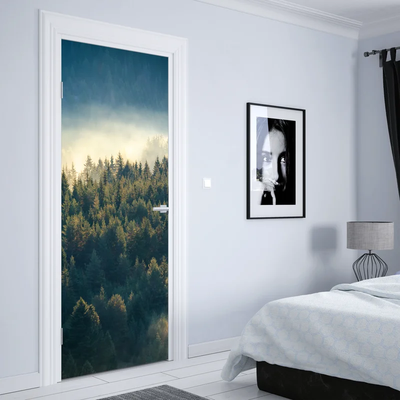 Türaufkleber nebliger kiefernwald im morgenlicht Türaufkleber nebliger kiefernwald im morgenlicht