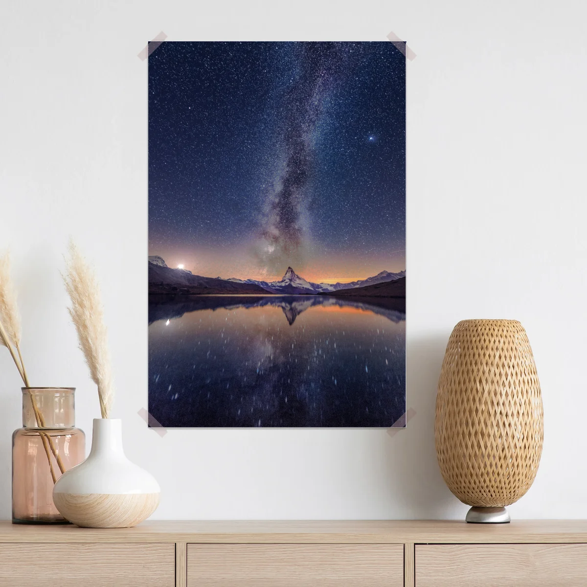 Poster milchstraße über alpengipfel gespiegelt im see Poster milchstraße über alpengipfel gespiegelt im see