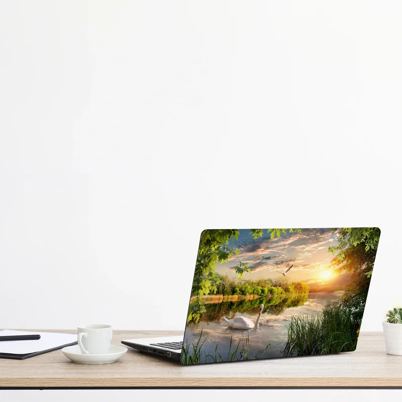 Naklejka na laptopa zachód słońca z łabędziem nad jeziorem Naklejka na laptopa zachód słońca z łabędziem nad jeziorem