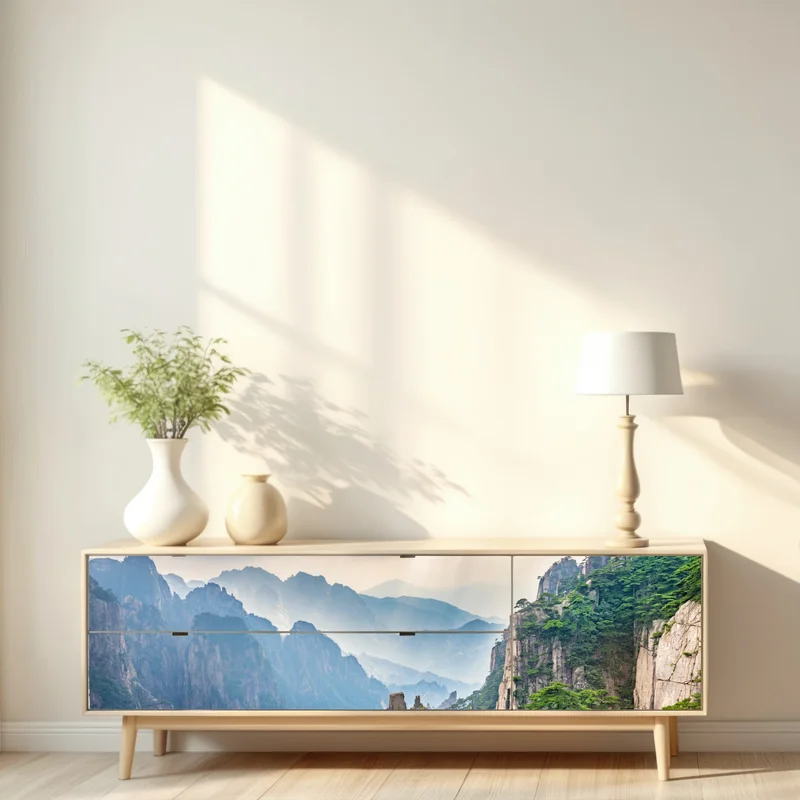 Repositionierbarer Aufkleber neblige bergklippen mit sonnenstrahlen