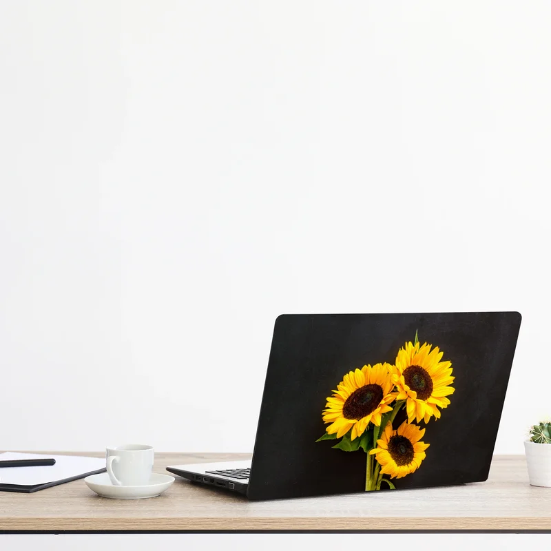 Laptop-Aufkleber leuchtende sonnenblumen auf schwarzem hintergrund