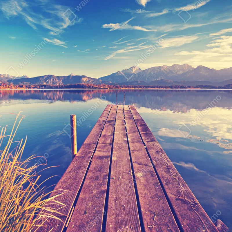 Fototapete holzsteg am bergsee bei sonnenaufgang Fototapete holzsteg am bergsee bei sonnenaufgang