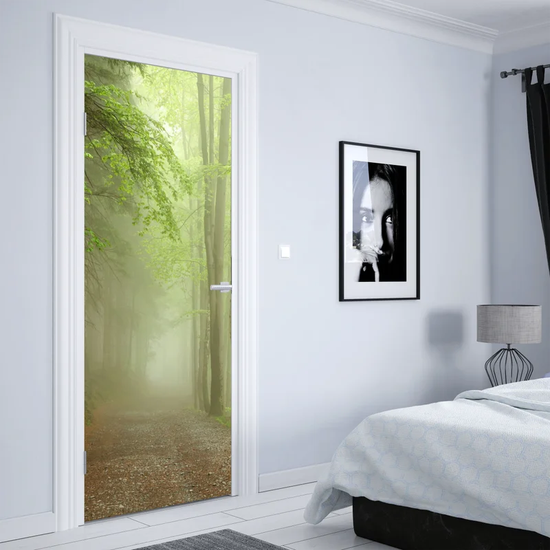 Türaufkleber nebliger waldpfad