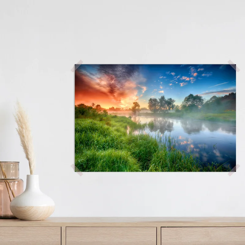 Poster nebel bei sonnenaufgang am flussufer Poster nebel bei sonnenaufgang am flussufer