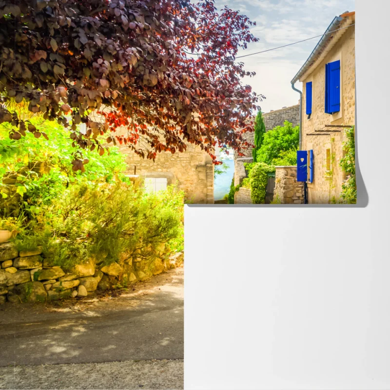 Fototapete sonnenbeschienene dorfstraße mit steinhäusern und bunten fensterläden Fototapete sonnenbeschienene dorfstraße mit steinhäusern und bunten fensterläden