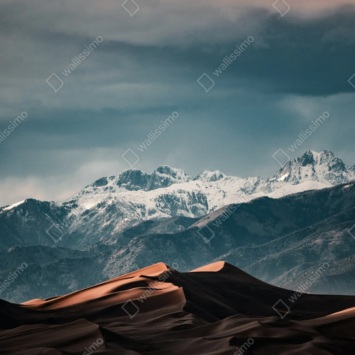 Repositionierbarer Aufkleber wüstendünen vor schneebedeckten gipfeln Repositionierbarer Aufkleber wüstendünen vor schneebedeckten gipfeln