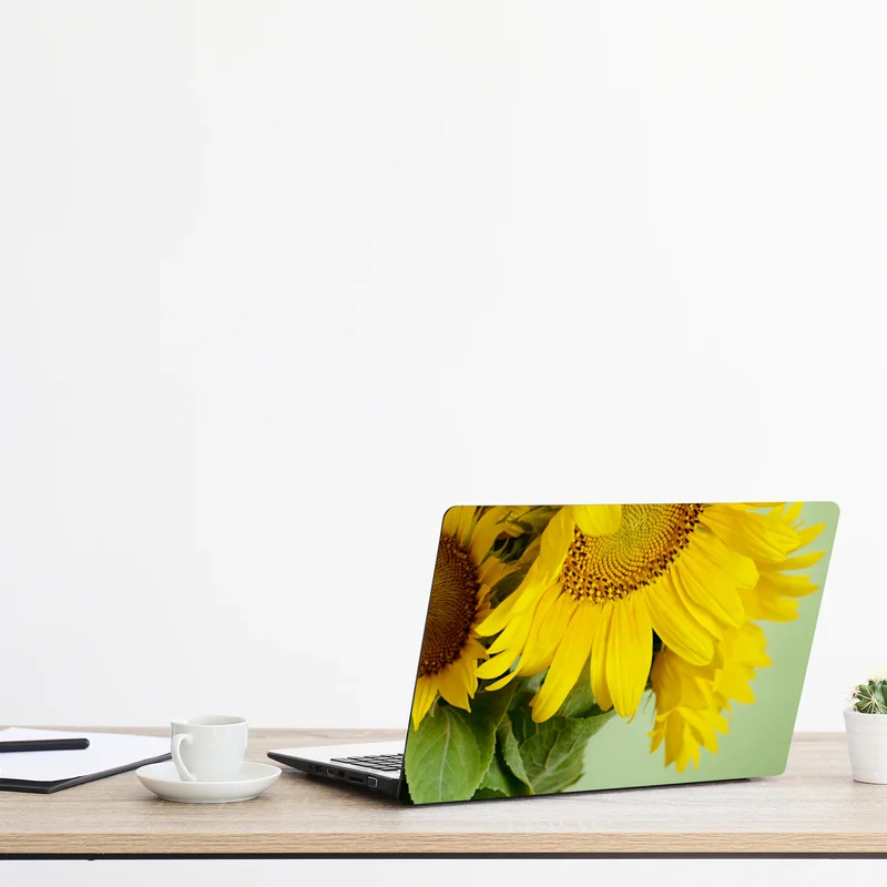 Laptop-Aufkleber heller sonnenblumenstrauß auf grünem hintergrund