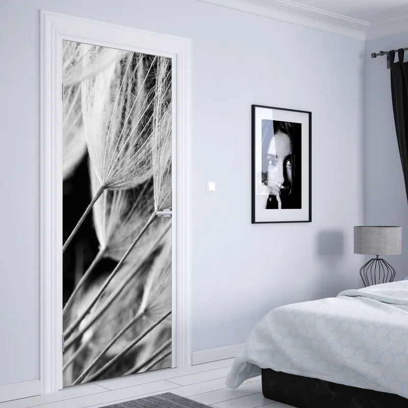 Türaufkleber zarte nahaufnahme von löwenzahnsamen in monochrom