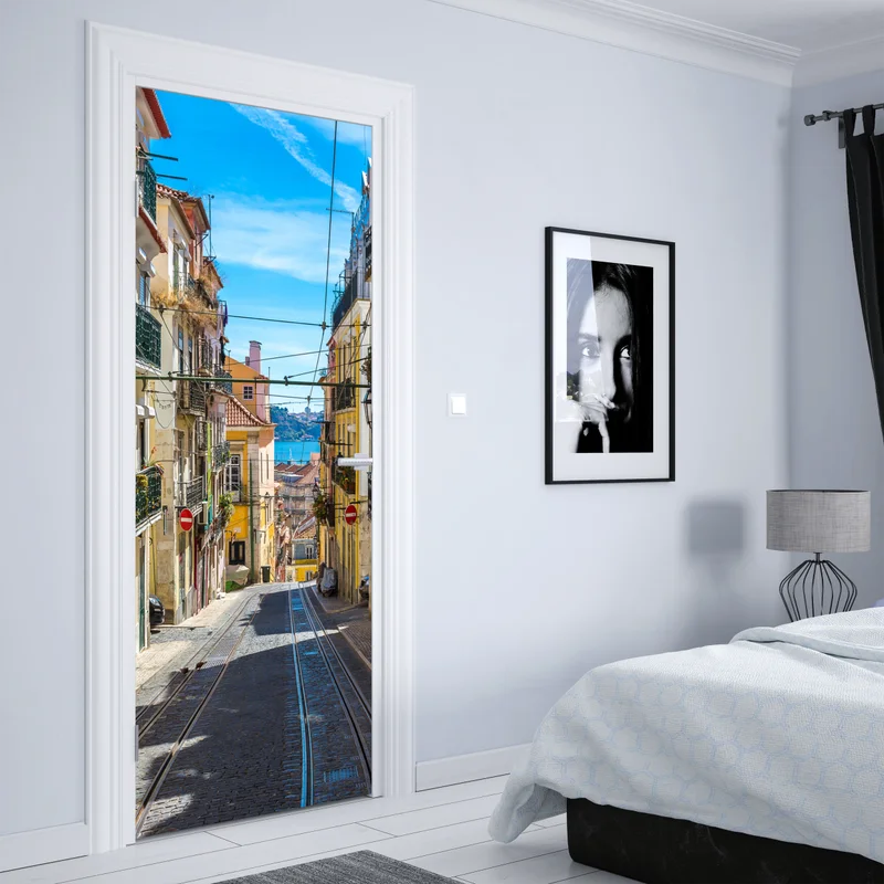 Türaufkleber alte straße in Lissabon an einem sommerlichen tag