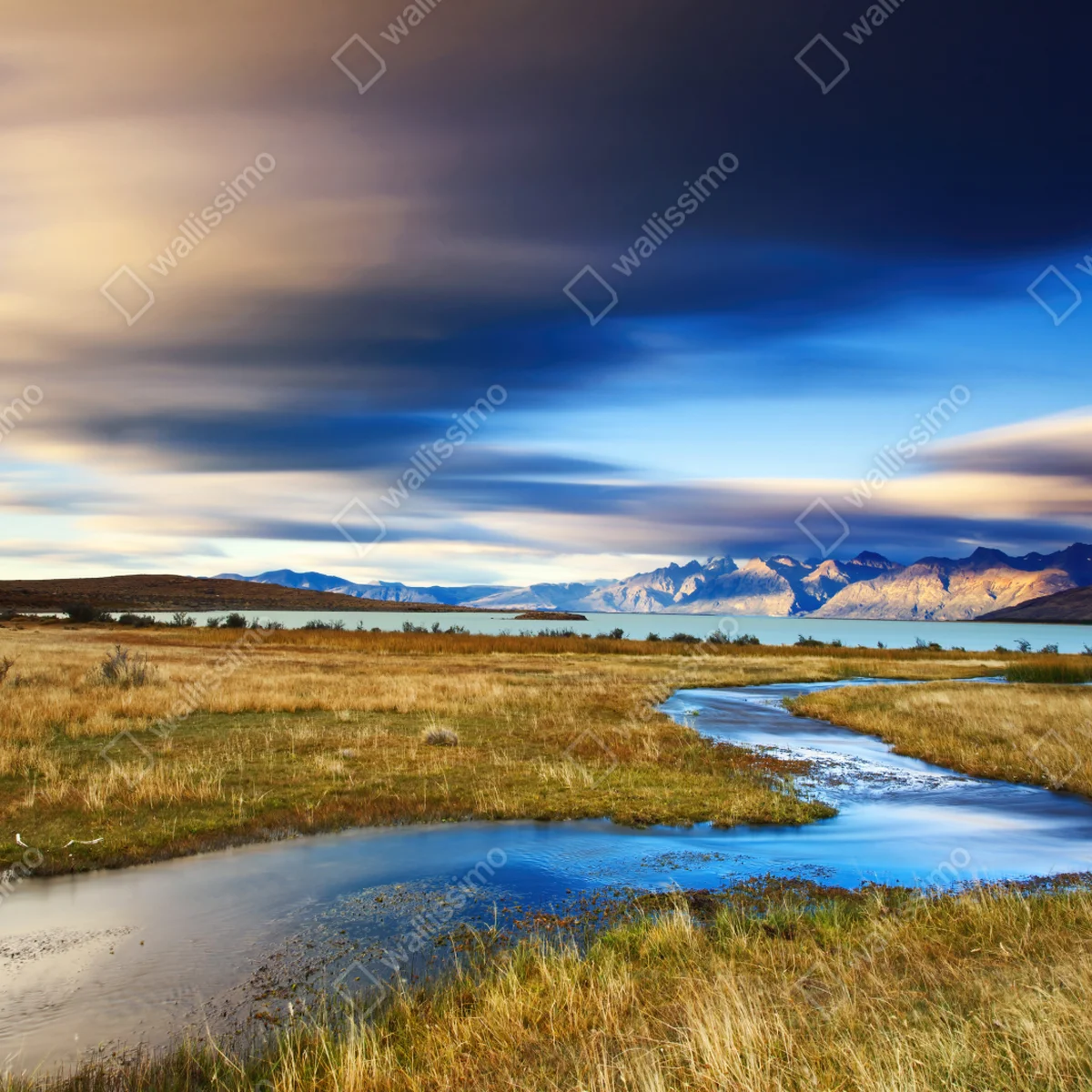 Poster ruhiger bergsee mit schlängelndem bach • Poster bei Wallnifity® Poster ruhiger bergsee mit schlängelndem bach • Poster bei Wallnifity®