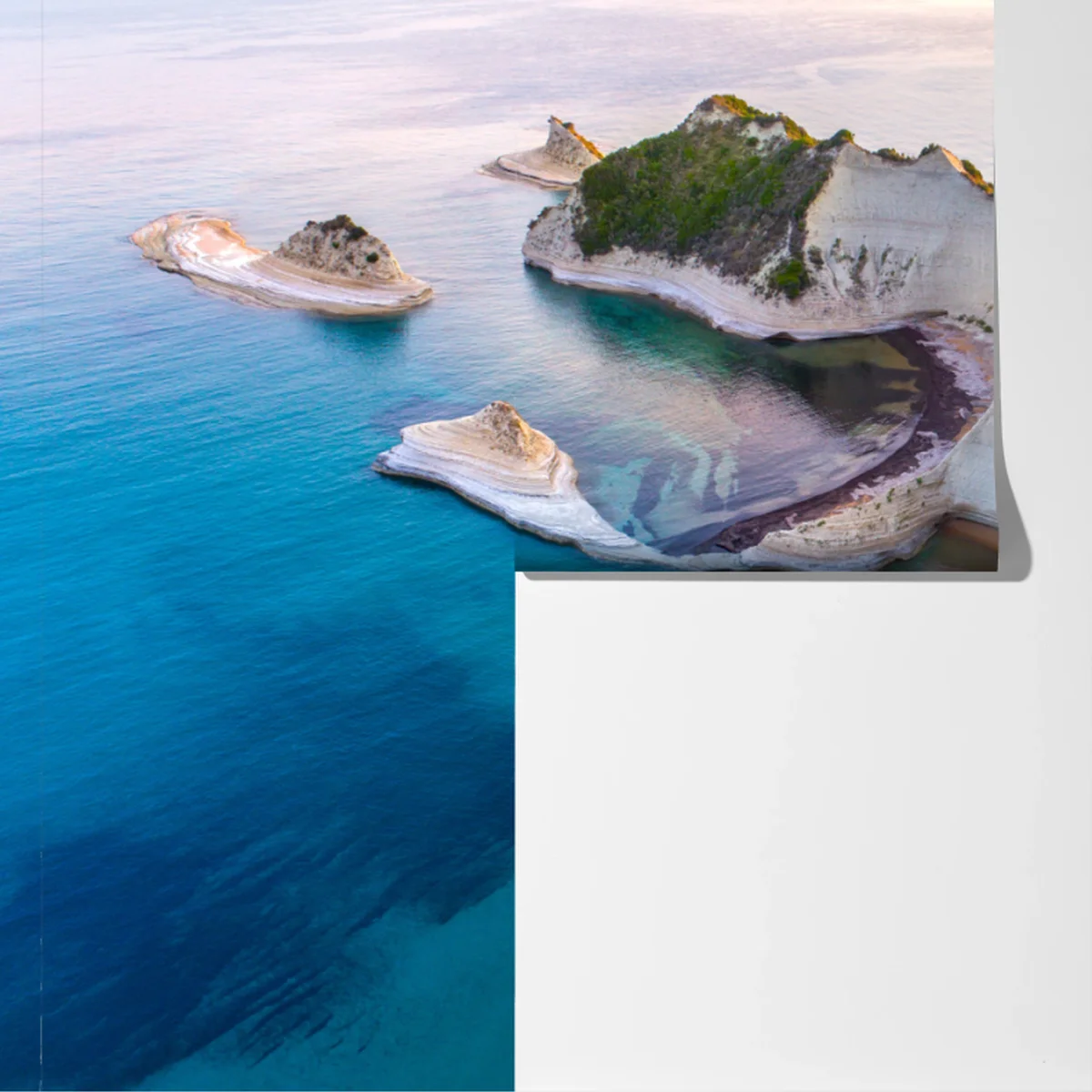 Fototapete luftaufnahme von klippen und türkisfarbenem meer Fototapete luftaufnahme von klippen und türkisfarbenem meer