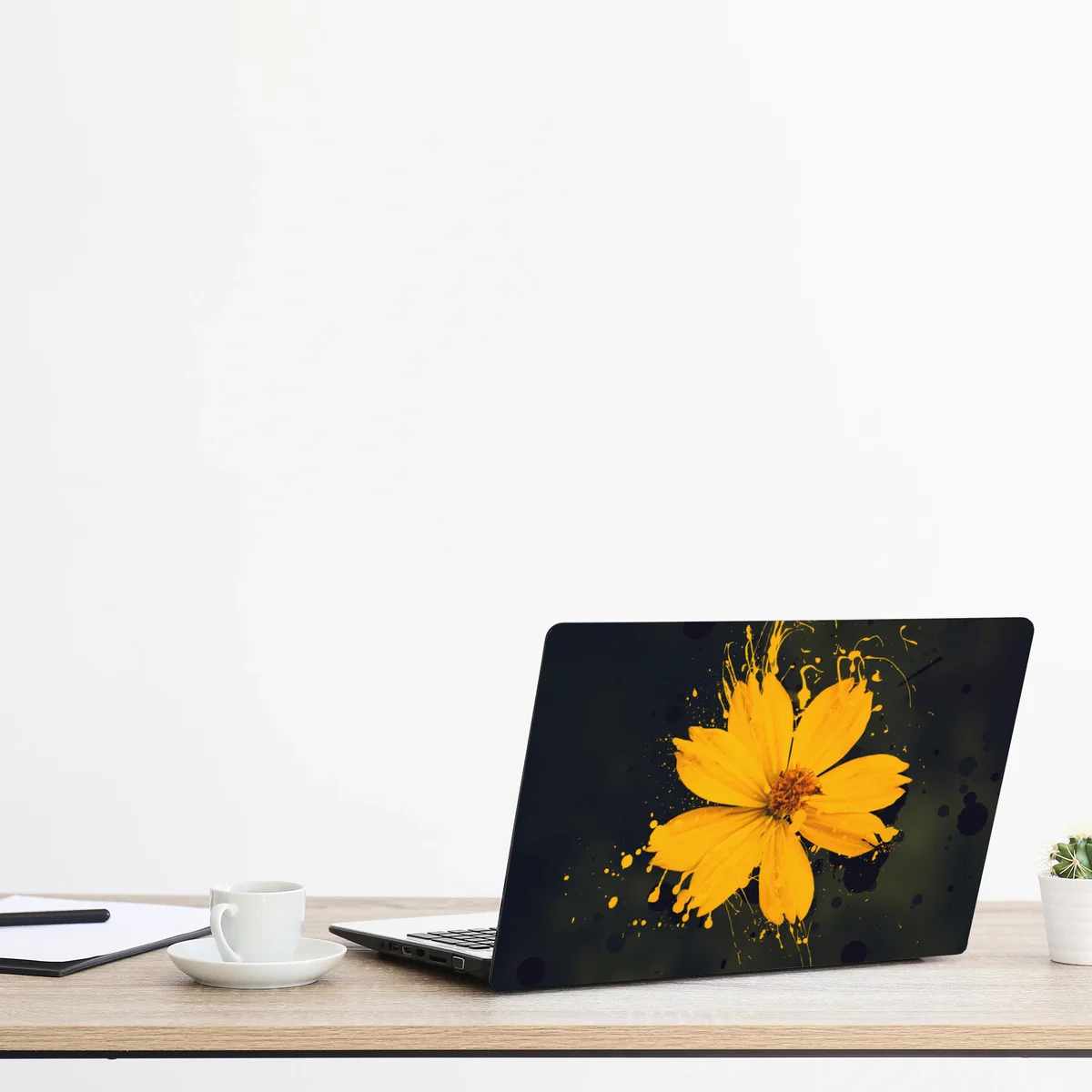 Laptop-Aufkleber leuchtende gelbe blüte auf dunklem hintergrund Laptop-Aufkleber leuchtende gelbe blüte auf dunklem hintergrund