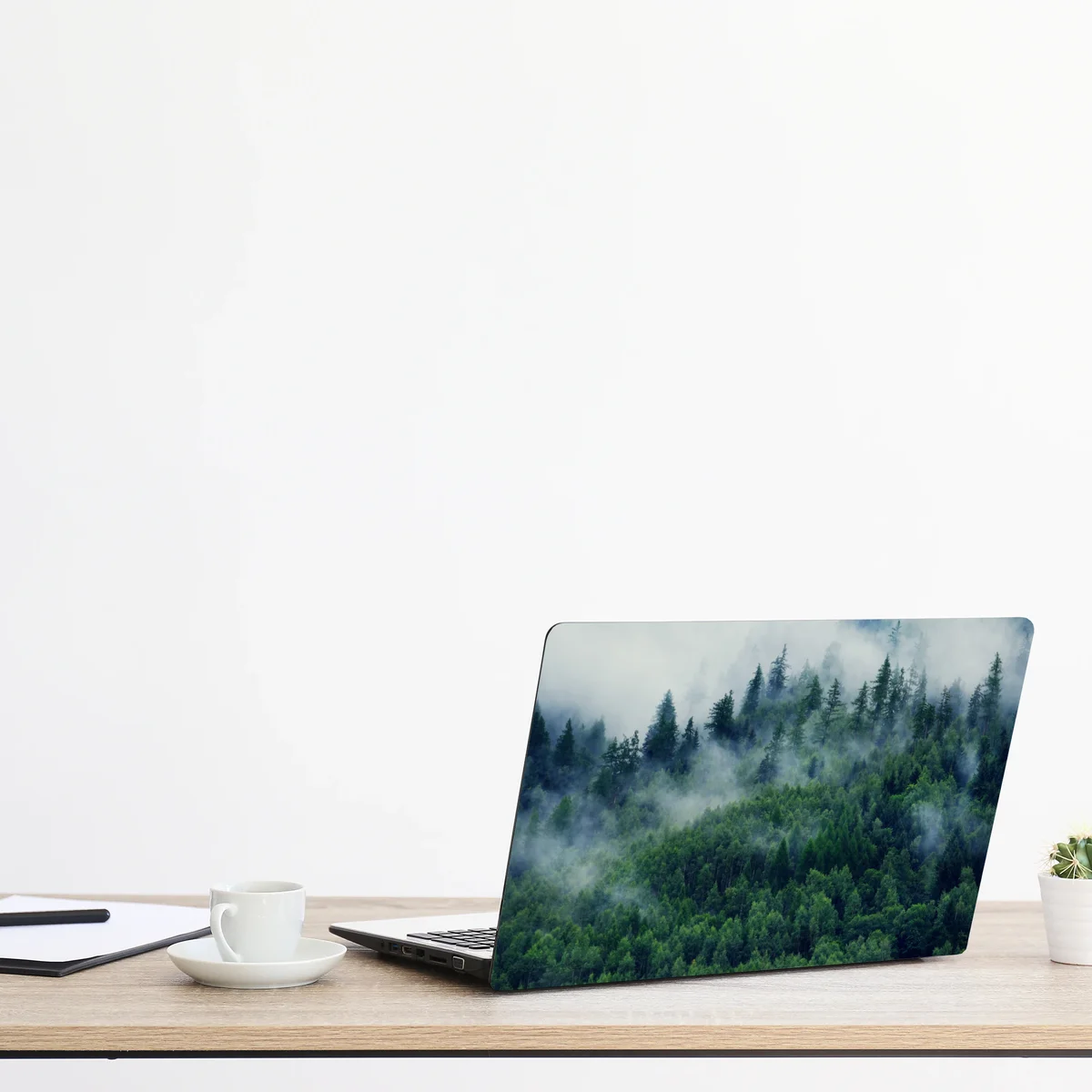 Naklejka na laptopa mglisty zielony las Naklejka na laptopa mglisty zielony las