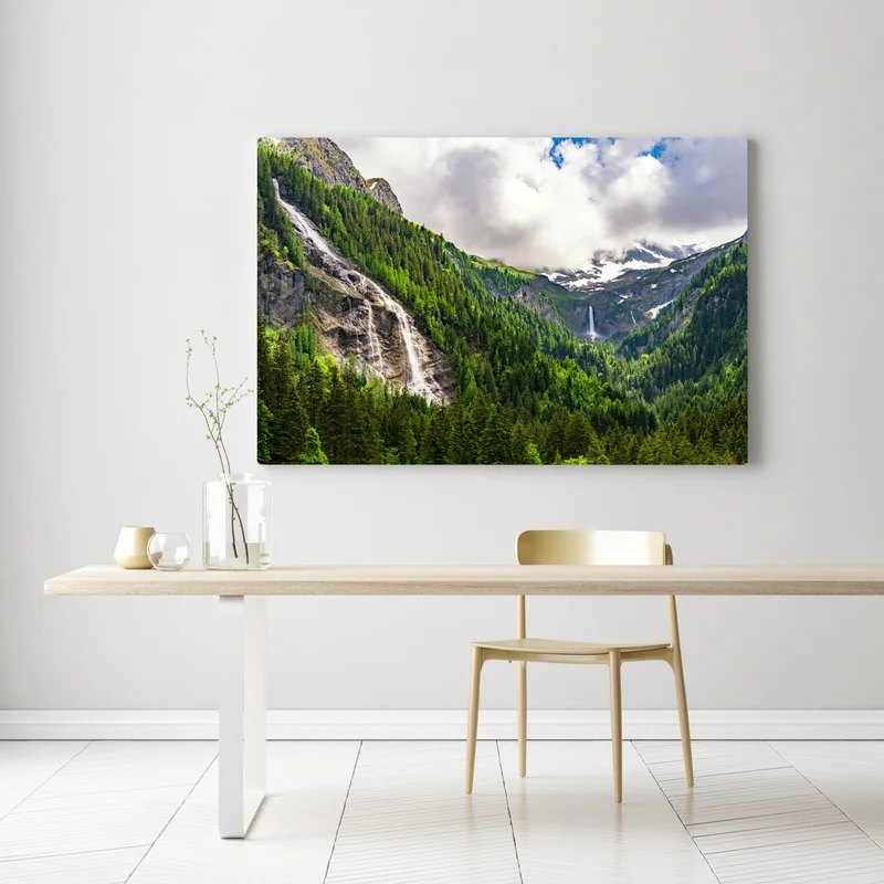 Leinwandbild nebelverhangener alpenwasserfall über grüner waldschlucht Leinwandbild nebelverhangener alpenwasserfall über grüner waldschlucht