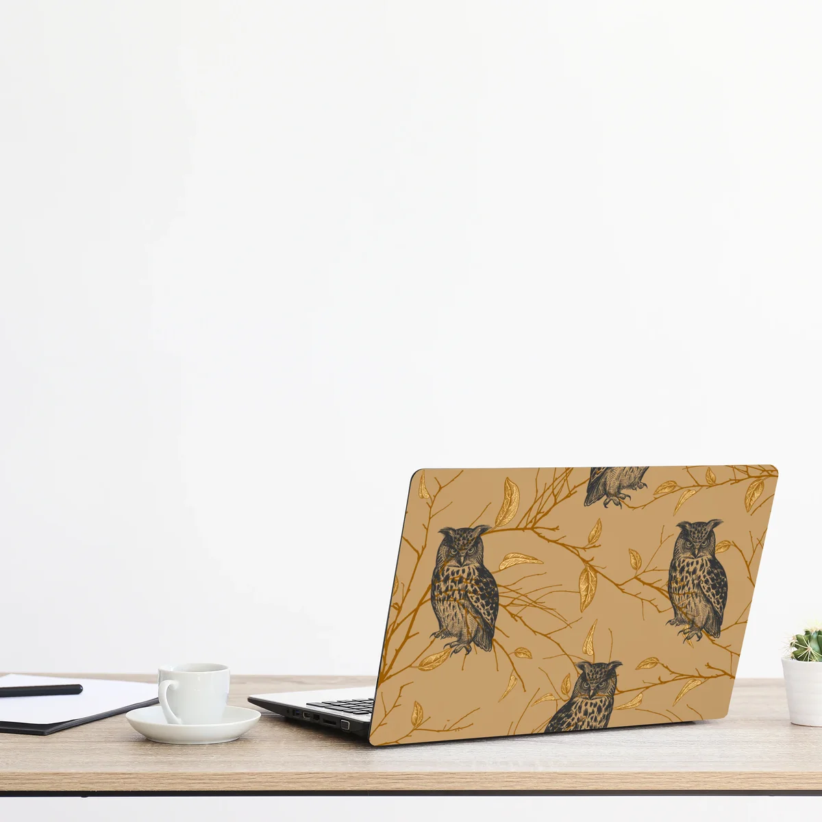 Laptop-Aufkleber goldenes eulenmuster auf beigem hintergrund Laptop-Aufkleber goldenes eulenmuster auf beigem hintergrund