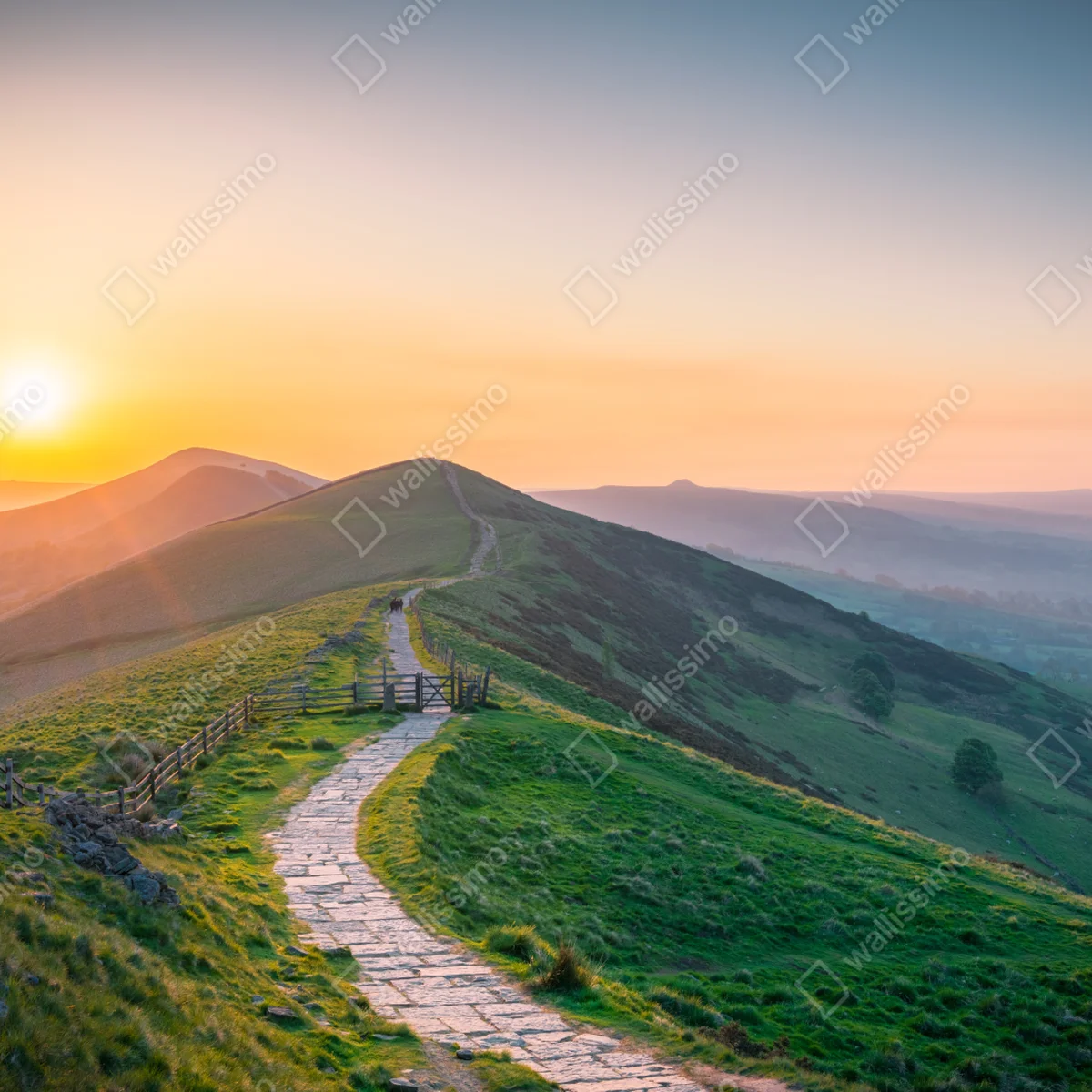 Fensteraufkleber sonnenaufgang über grünen hügeln mit steinweg Fensteraufkleber sonnenaufgang über grünen hügeln mit steinweg