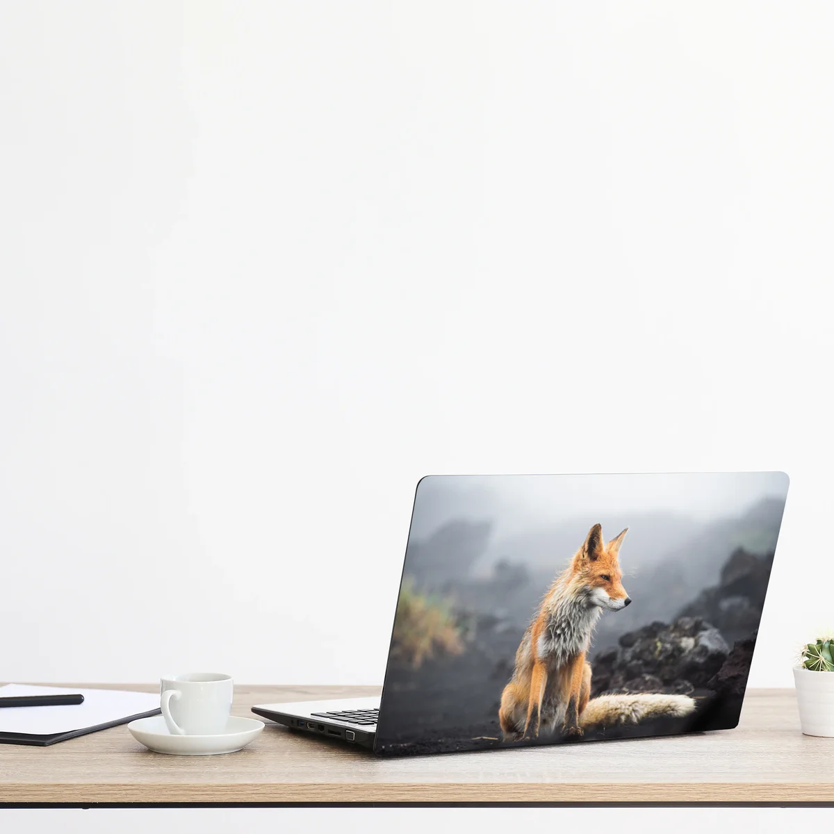 Naklejka na laptopa rudy lis w mglistym krajobrazie Naklejka na laptopa rudy lis w mglistym krajobrazie