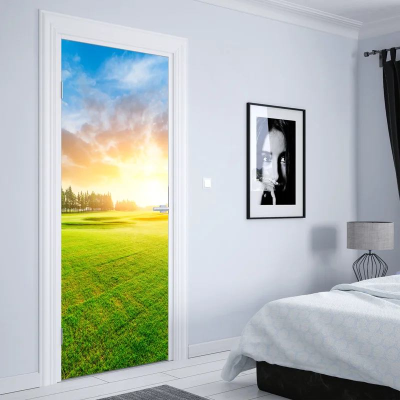 Türaufkleber sonnenbeschienene wiese und wald bei sonnenaufgang Türaufkleber sonnenbeschienene wiese und wald bei sonnenaufgang