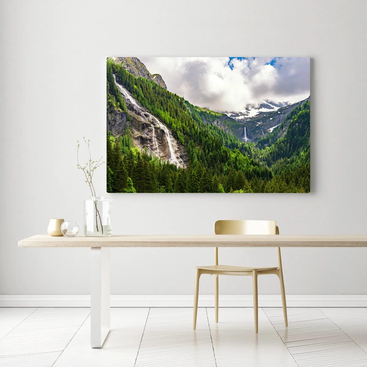 Leinwandbild nebelverhangener alpenwasserfall über grüner waldschlucht Leinwandbild nebelverhangener alpenwasserfall über grüner waldschlucht