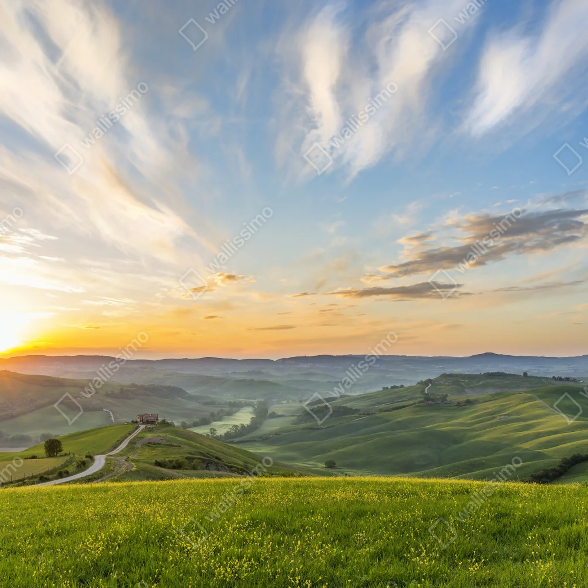 Leinwandbild sonnenaufgang über einer wiese in Italien Leinwandbild sonnenaufgang über einer wiese in Italien