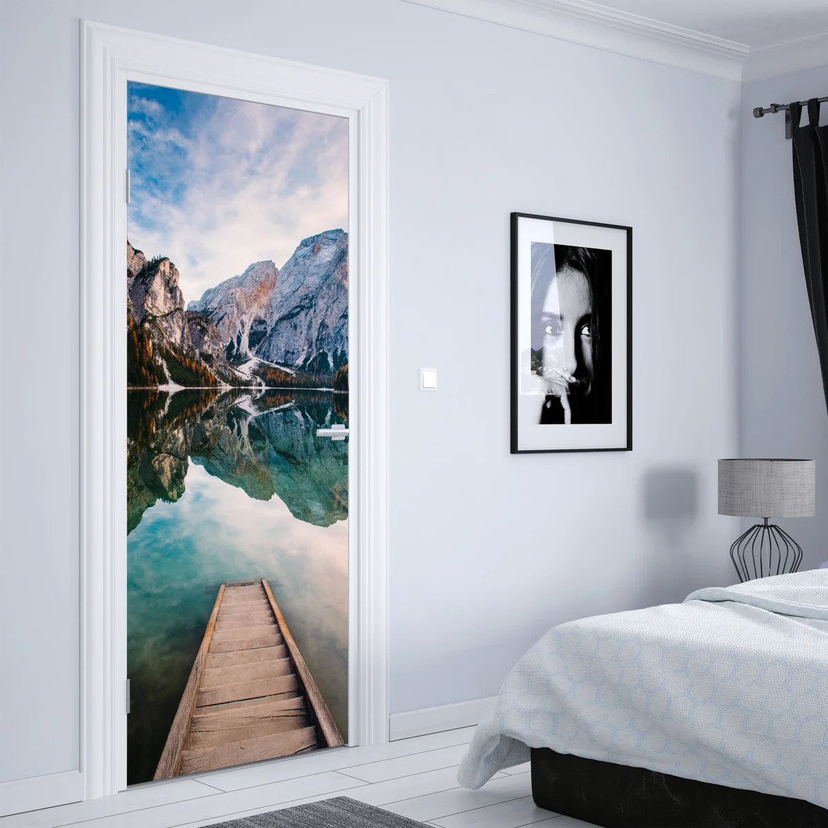 Türaufkleber ruhiger alpensee mit hölzernem steg Türaufkleber ruhiger alpensee mit hölzernem steg