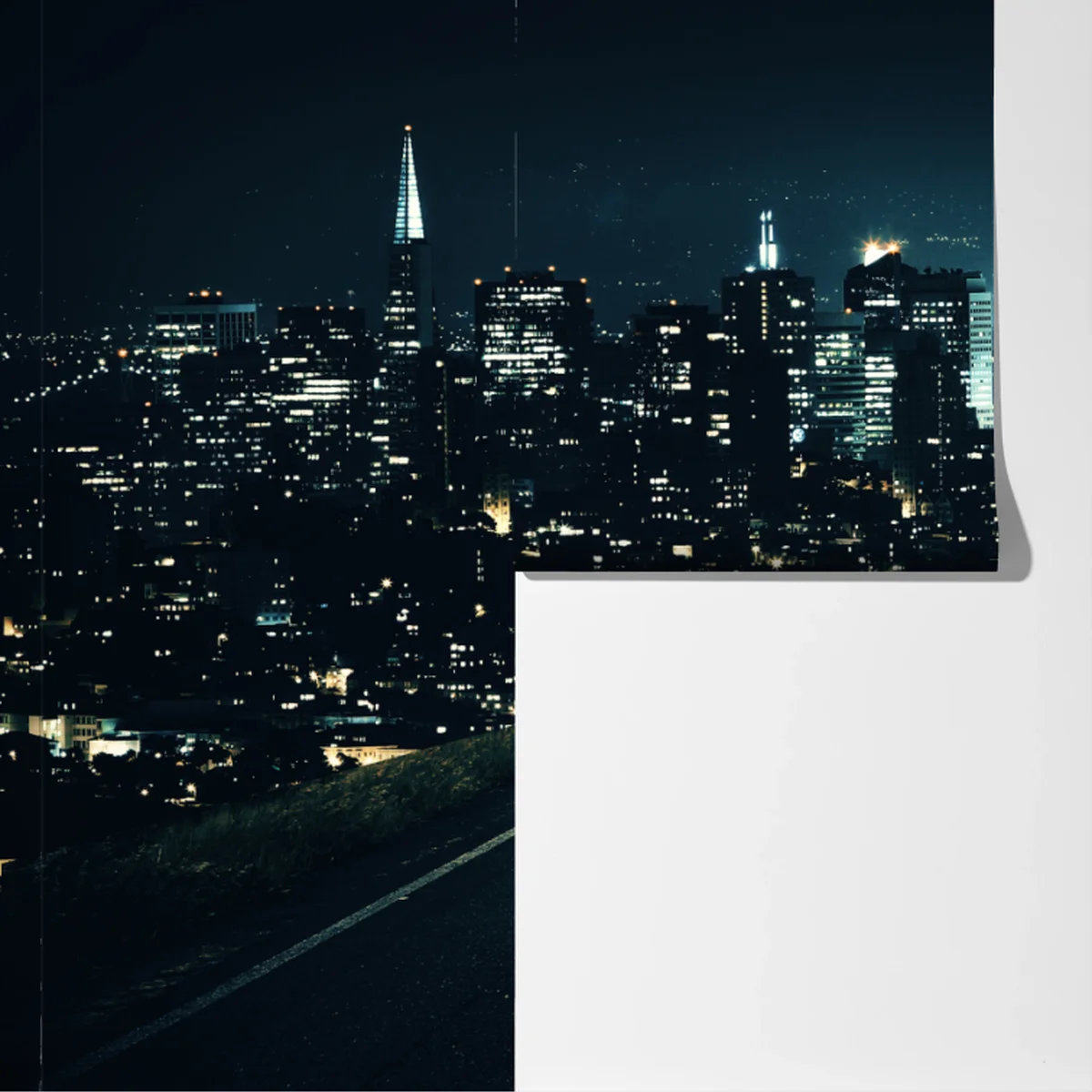 Fototapete straße zur beleuchteten stadtsilhouette bei nacht Fototapete straße zur beleuchteten stadtsilhouette bei nacht