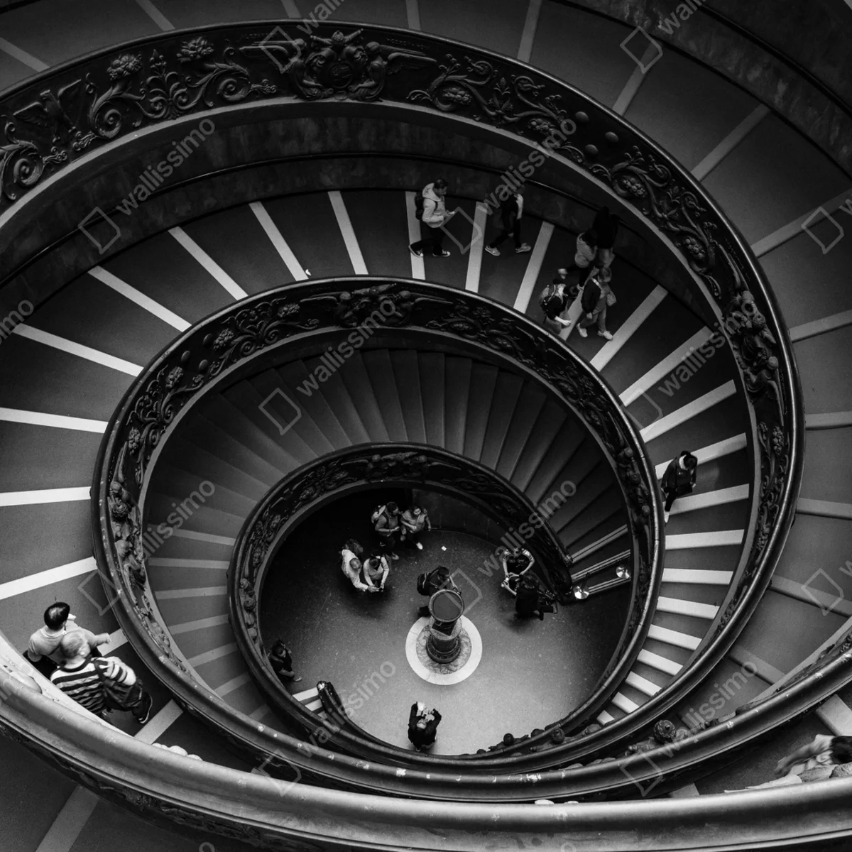 Poster dramatische spiraltreppe in monochrom Poster dramatische spiraltreppe in monochrom