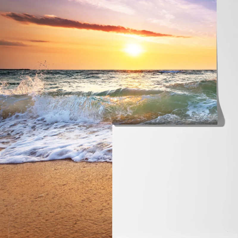 Fototapete goldener sonnenuntergang am strand mit sanften wellen Fototapete goldener sonnenuntergang am strand mit sanften wellen