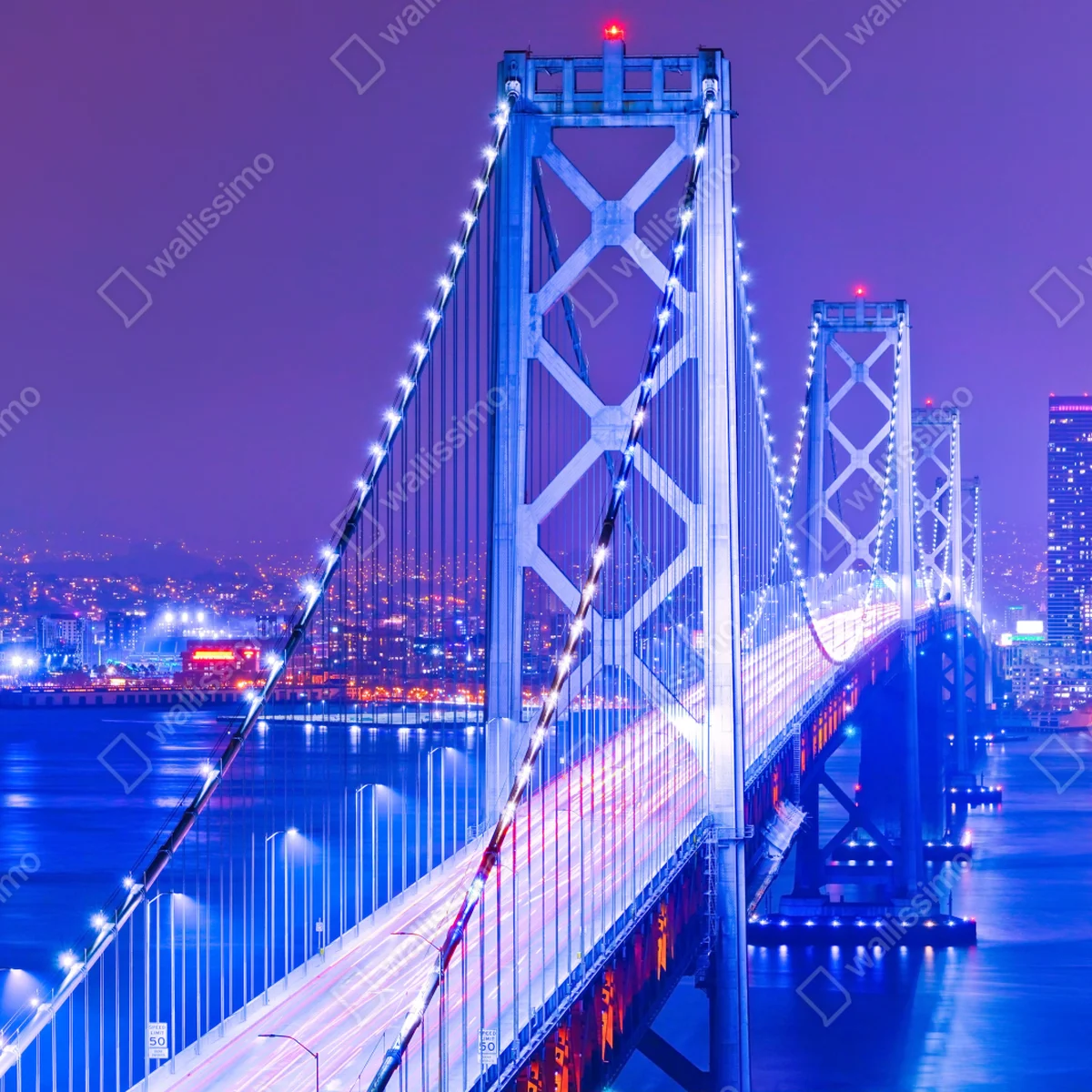 Repositionierbarer Aufkleber beleuchtete hängebrücke und stadtsilhouette bei nacht Repositionierbarer Aufkleber beleuchtete hängebrücke und stadtsilhouette bei nacht