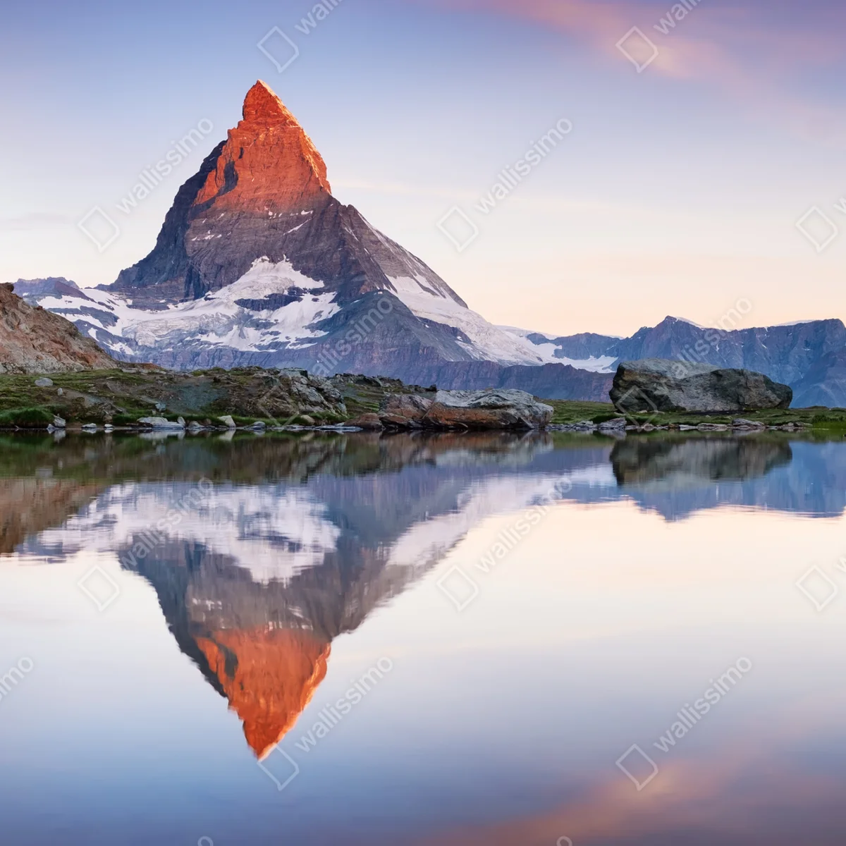 Repositionierbarer Aufkleber Matterhorn bei sonnenaufgang über dem alpensee Repositionierbarer Aufkleber Matterhorn bei sonnenaufgang über dem alpensee