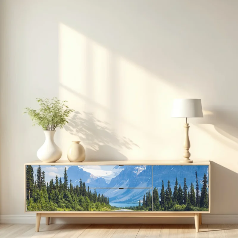 Repositionierbarer Aufkleber straße durch kiefernwald zu gletschersee und bergen Repositionierbarer Aufkleber straße durch kiefernwald zu gletschersee und bergen