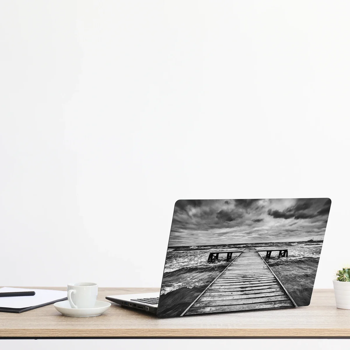 Naklejka na laptopa dramatyczne czarno-białe molo prowadzące w burzliwe morze Naklejka na laptopa dramatyczne czarno-białe molo prowadzące w burzliwe morze