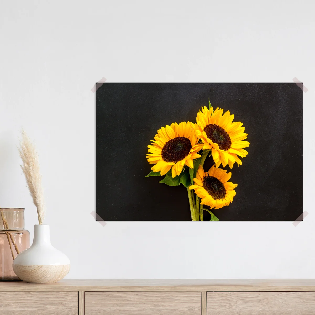 Poster leuchtende sonnenblumen auf schwarzem hintergrund Poster leuchtende sonnenblumen auf schwarzem hintergrund