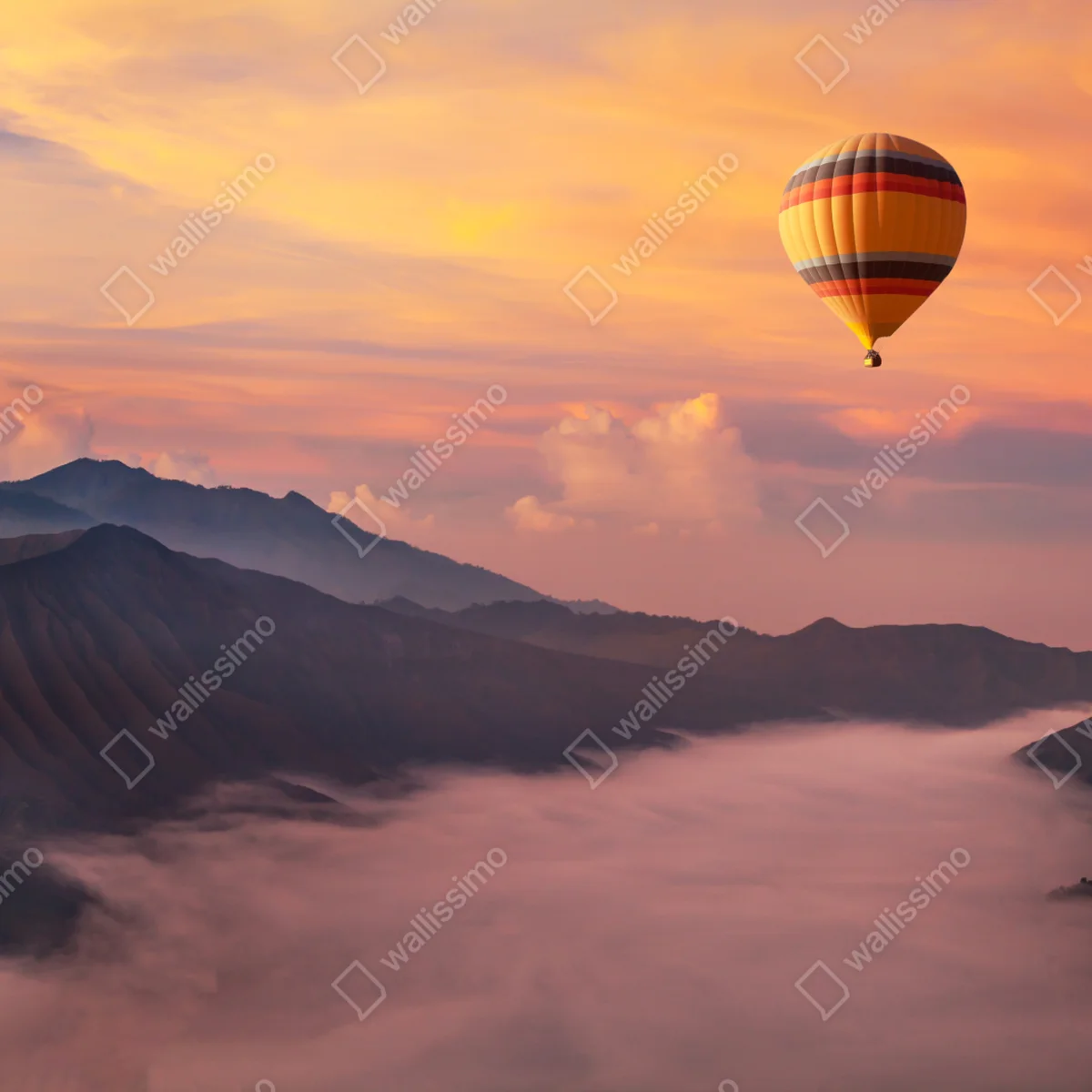 Repositionierbarer Aufkleber heißluftballon über nebligen bergen bei sonnenaufgang Repositionierbarer Aufkleber heißluftballon über nebligen bergen bei sonnenaufgang