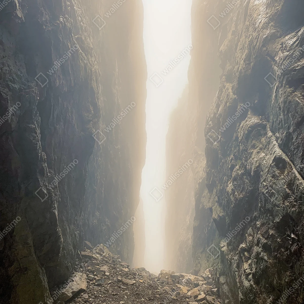 Poster sonnenbeschienene schlucht zwischen steilen felswänden • Poster bei Wallnifity® Poster sonnenbeschienene schlucht zwischen steilen felswänden • Poster bei Wallnifity®