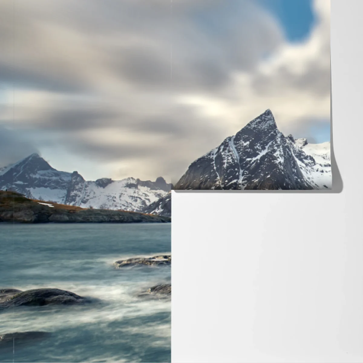 Fototapete rote hütten an verschneiten küstenbergen Fototapete rote hütten an verschneiten küstenbergen