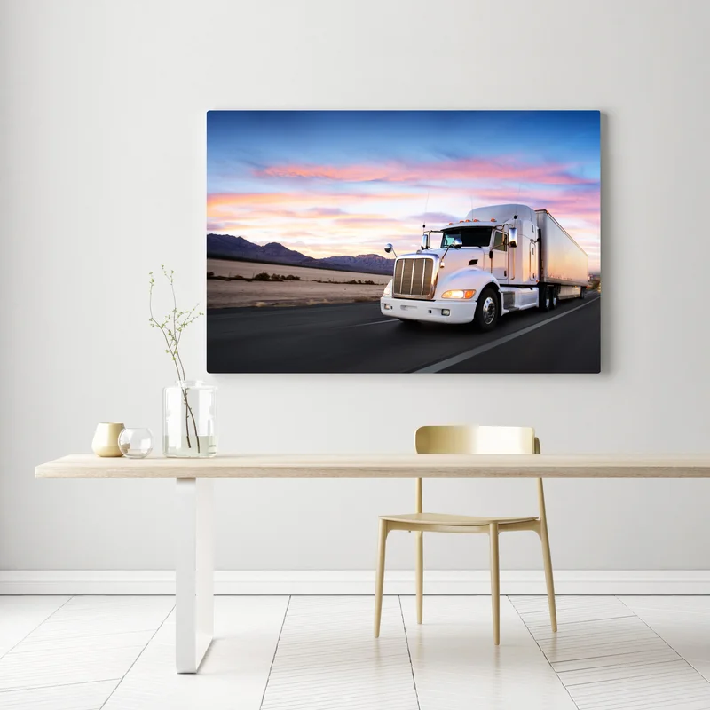 Leinwandbild lastwagen bei sonnenuntergang auf der autobahn Leinwandbild lastwagen bei sonnenuntergang auf der autobahn