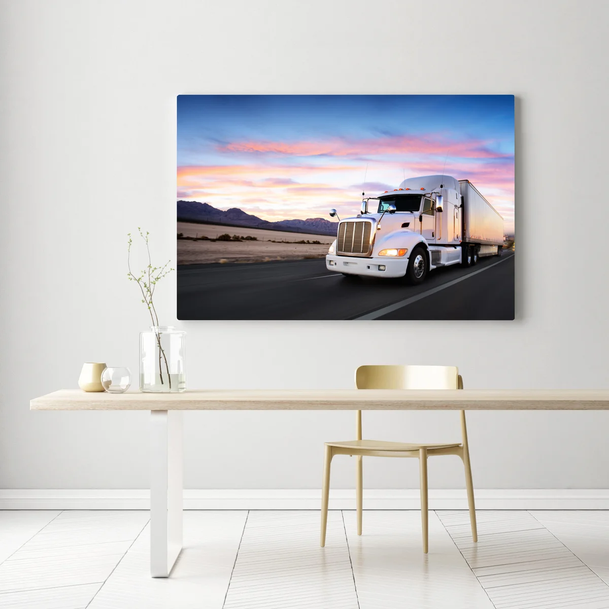 Leinwandbild lastwagen bei sonnenuntergang auf der autobahn Leinwandbild lastwagen bei sonnenuntergang auf der autobahn