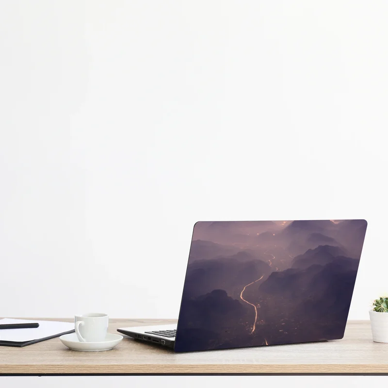 Naklejka na laptopa mglista pastelowa dolina górska