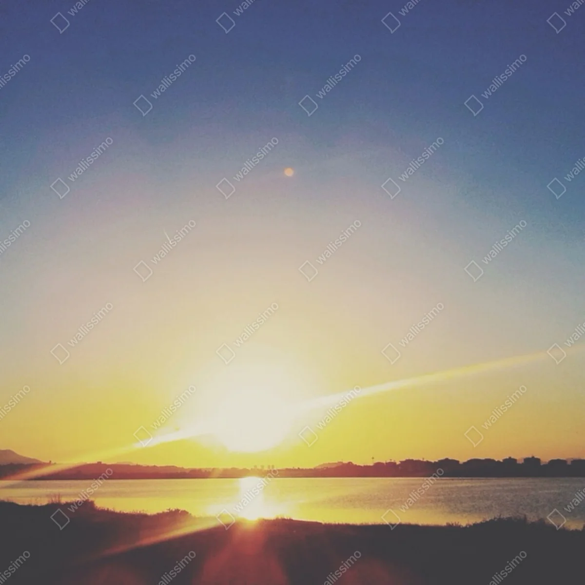 Poster goldener sonnenaufgang über dem see • Poster bei Wallnifity® Poster goldener sonnenaufgang über dem see • Poster bei Wallnifity®