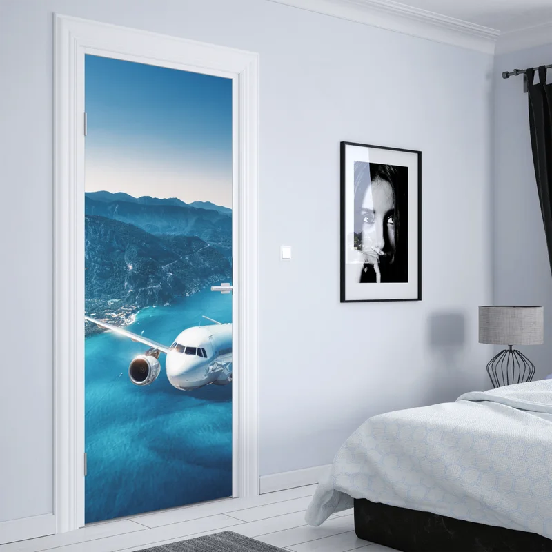 Türaufkleber küstenflug über türkisblauem meer