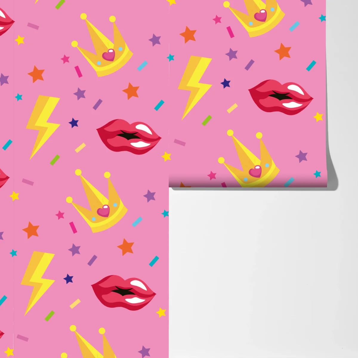 Fototapete verspieltes prinzessinnenmuster mit kronen und lippen Fototapete verspieltes prinzessinnenmuster mit kronen und lippen