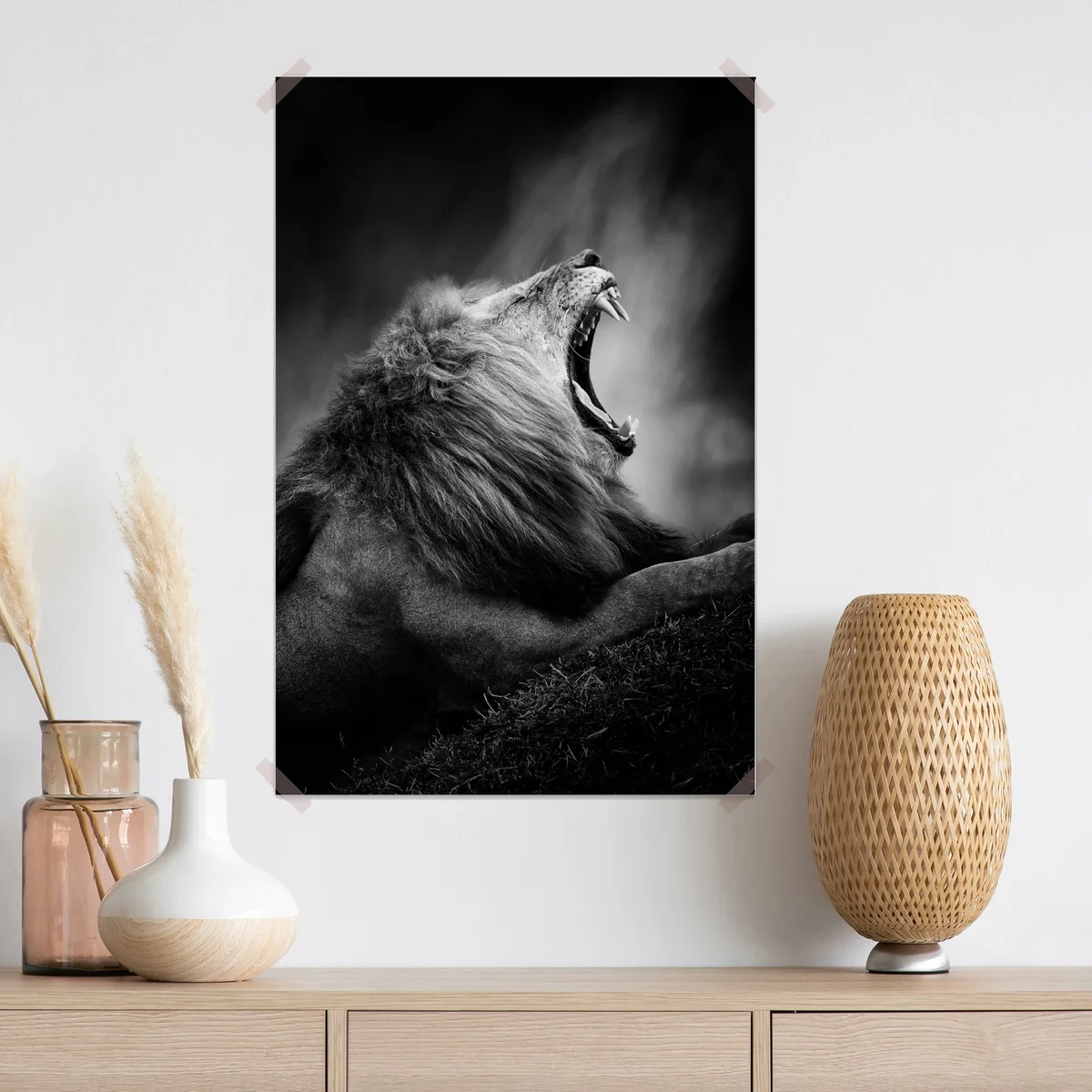 Poster majestätischer brüllender löwe in monochrom Poster majestätischer brüllender löwe in monochrom