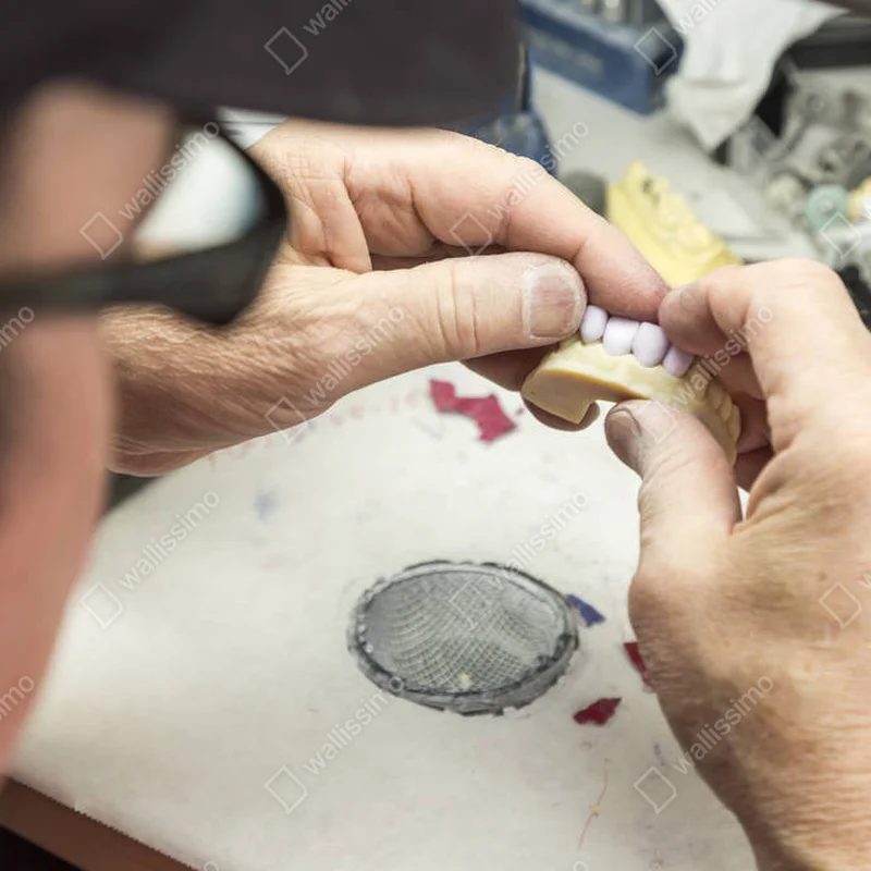 Leinwandbild Zahntechniker arbeitet an 3D-gedruckter Form für Zahnimplantate • Leinwandbilder bei Wallnifity® Leinwandbild Zahntechniker arbeitet an 3D-gedruckter Form für Zahnimplantate • Leinwandbilder bei Wallnifity®