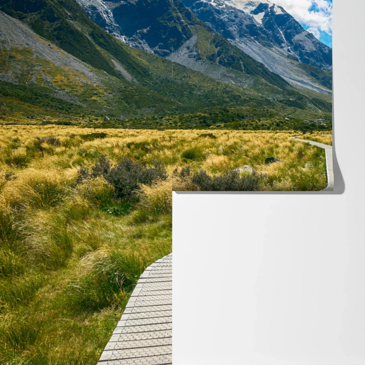 Fototapete holzsteg durch wiesen zu schneebedeckten gipfeln Fototapete holzsteg durch wiesen zu schneebedeckten gipfeln