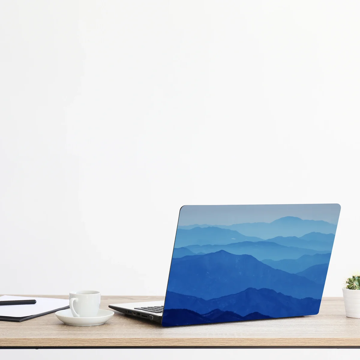 Laptop-Aufkleber neblige blaue bergschichten Laptop-Aufkleber neblige blaue bergschichten