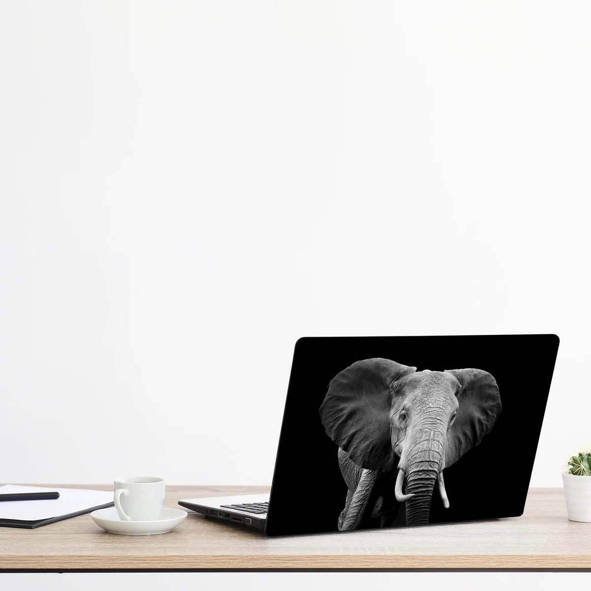Laptop-Aufkleber majestätisches elefantenporträt in monochrom Laptop-Aufkleber majestätisches elefantenporträt in monochrom