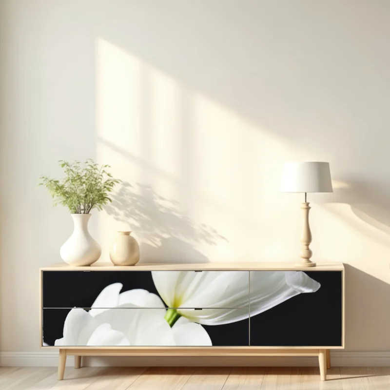 Repositionierbarer Aufkleber weißer tulpenstrauß vor dunklem hintergrund