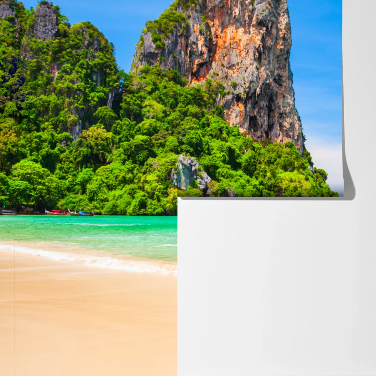 Fototapete tropischer strand mit traditionellen booten in Thailand Fototapete tropischer strand mit traditionellen booten in Thailand